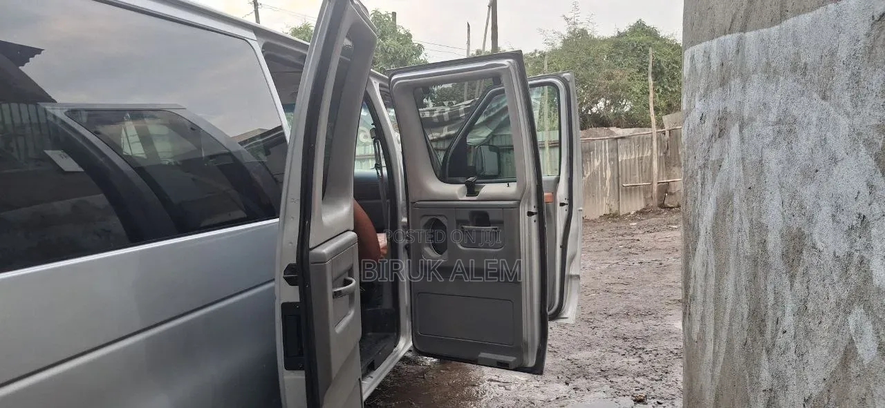 Ford E-350 2007 Silver