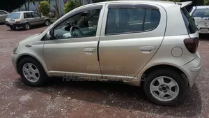 Toyota Vitz 2002 Silver