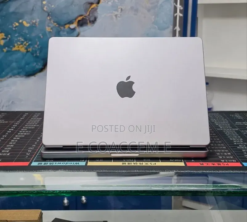 New Laptop Apple MacBook 32GB SSD 1T