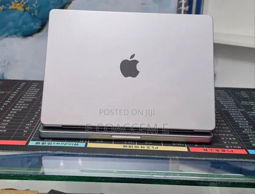 New Laptop Apple MacBook 32GB SSD 1T