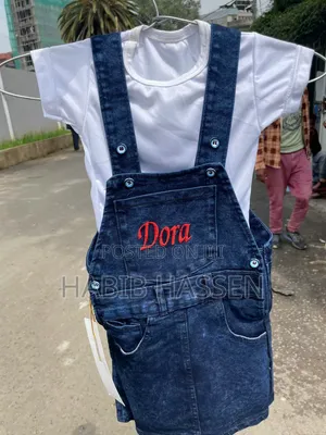 የልጃች ጅንስ ልብሷች ከነ ቲሸርታቸዉ