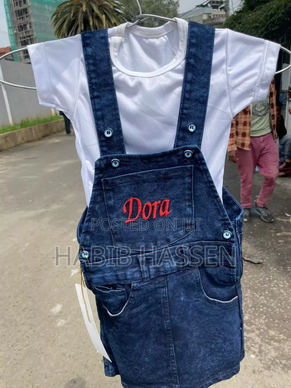የልጃች ጅንስ ልብሷች ከነ ቲሸርታቸዉ