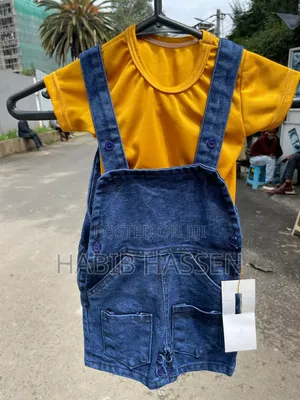 የልጃች ጅንስ ልብሷች ከነ ቲሸርታቸዉ