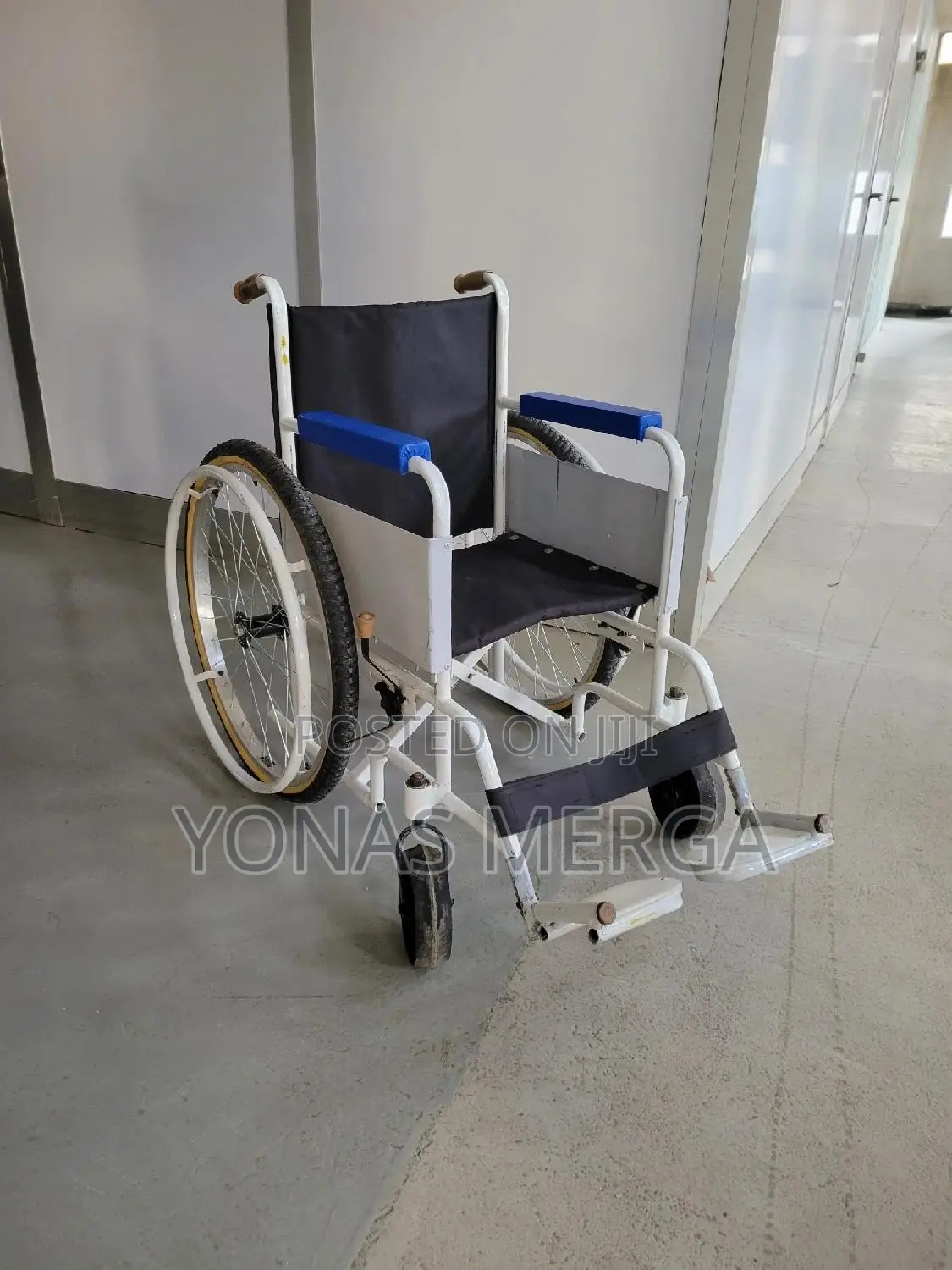 Normal Stronger Steel Wheelchair宙脊black Fabric Seat, and Blue Armrest