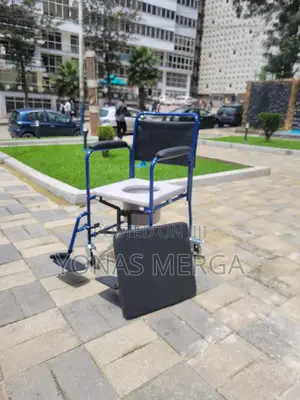 Commode Chair马女indoor Wheelchair Makes Easy to Move People