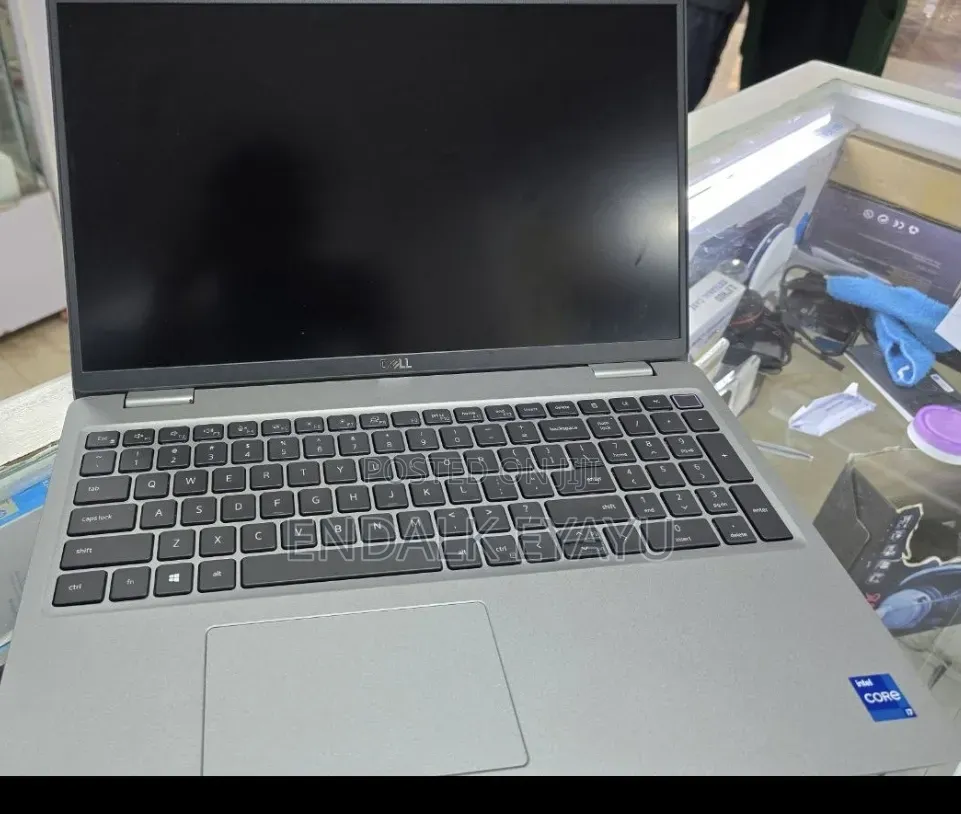 New Laptop Dell Precision 3560 8GB Intel Core i7 SSD 512GB