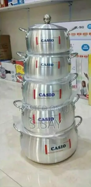 አምስት ተደራራቢ ካሲዮ ድስት