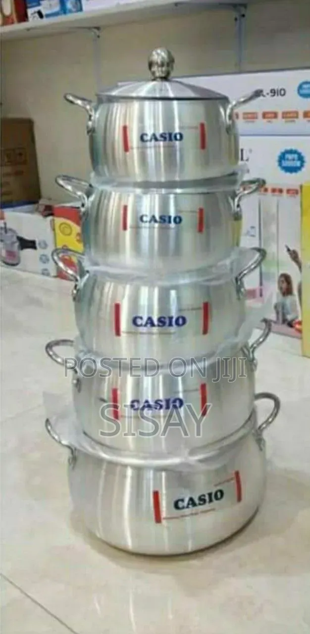 አምስት ተደራራቢ ካሲዮ ድስት