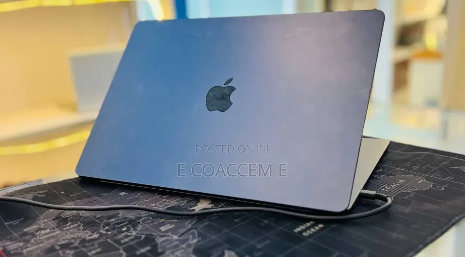 New Laptop Apple MacBook 8GB Apple M3 SSD 256GB
