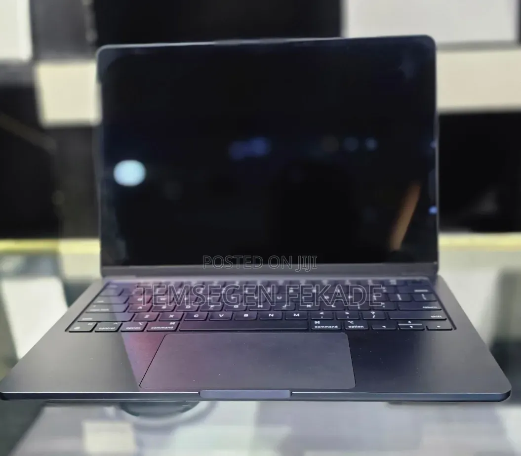 New Laptop Apple MacBook Air 2024 M3 8GB Apple M3 SSD 256GB
