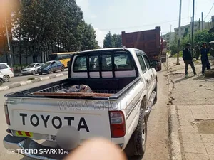 Toyota Hilux 2002 White