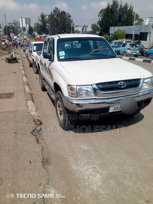 Toyota Hilux 2002 White