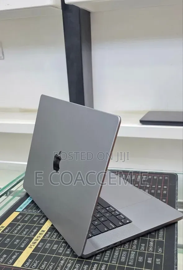 New Laptop Apple MacBook 32GB SSD 1T