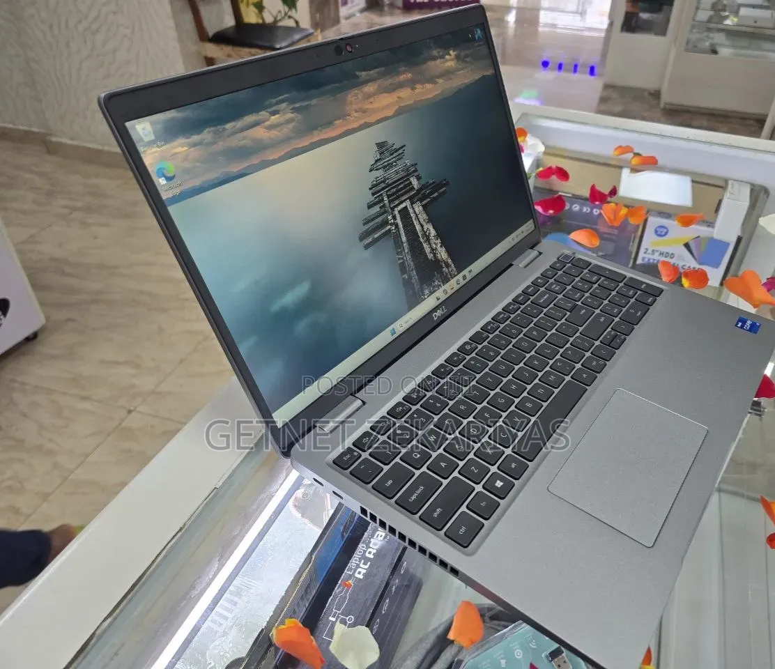 New Laptop Dell Precision 3560 8GB Intel Core i7 SSD 512GB