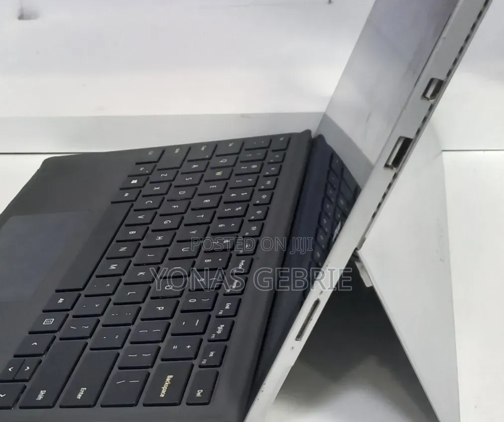 New Laptop Microsoft Surface 8GB Intel Core i7 SSD 256GB