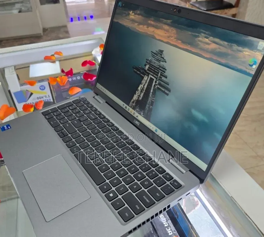 New Laptop Dell Precision 3560 8GB Intel Core i7 SSD 512GB