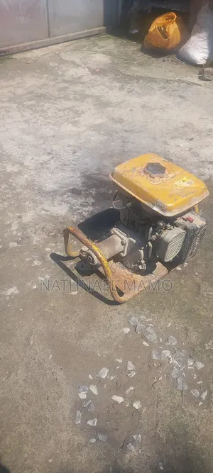 Original Japan Concrete Vibrator Machine Robins