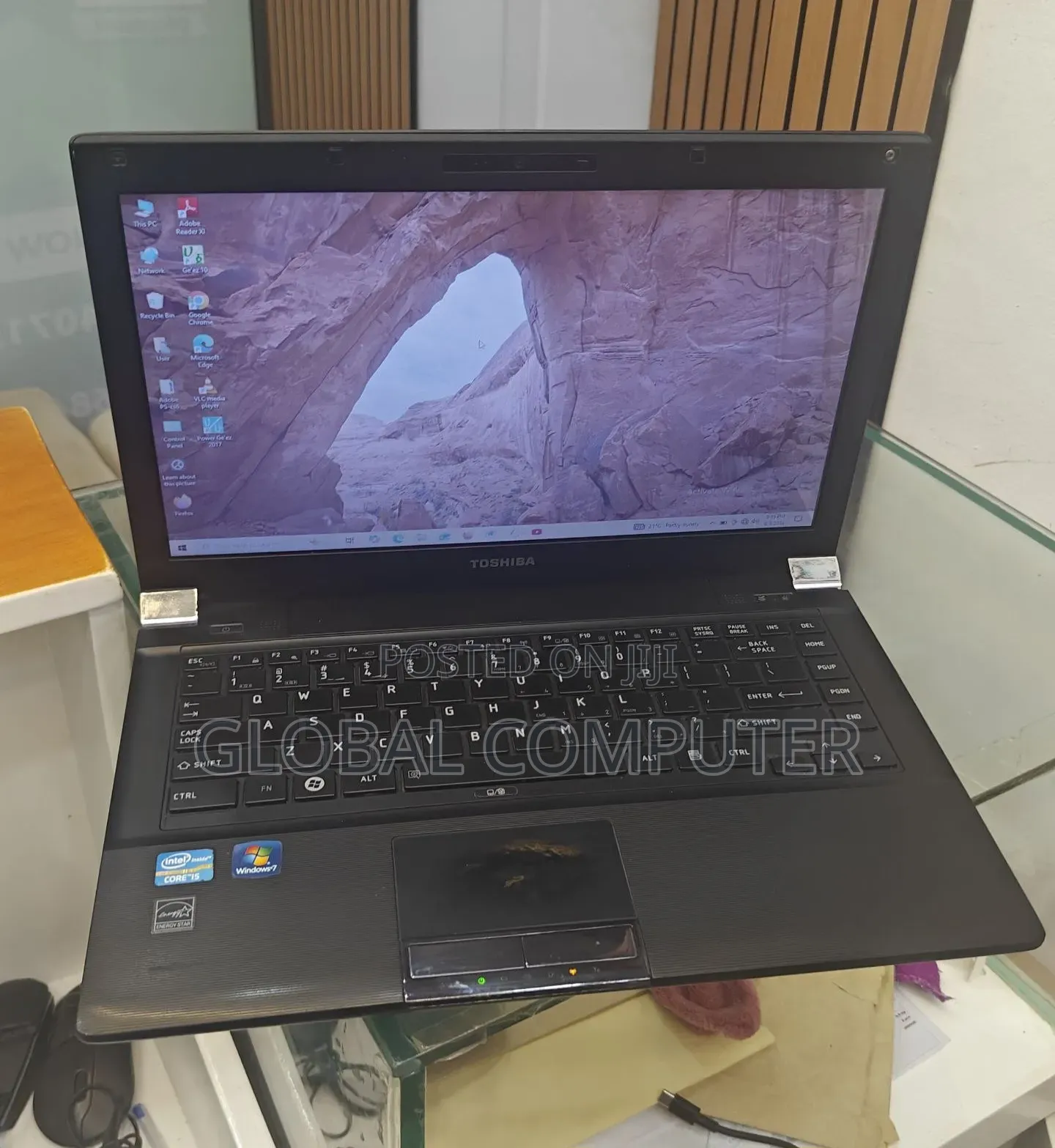 New Laptop Toshiba Satellite C850 4GB Intel Core i5 HDD 320GB