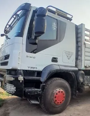 2010 ሞዴል Iveco ኦባማ ከነተሳቢው ታርጋ: 41ሺ
