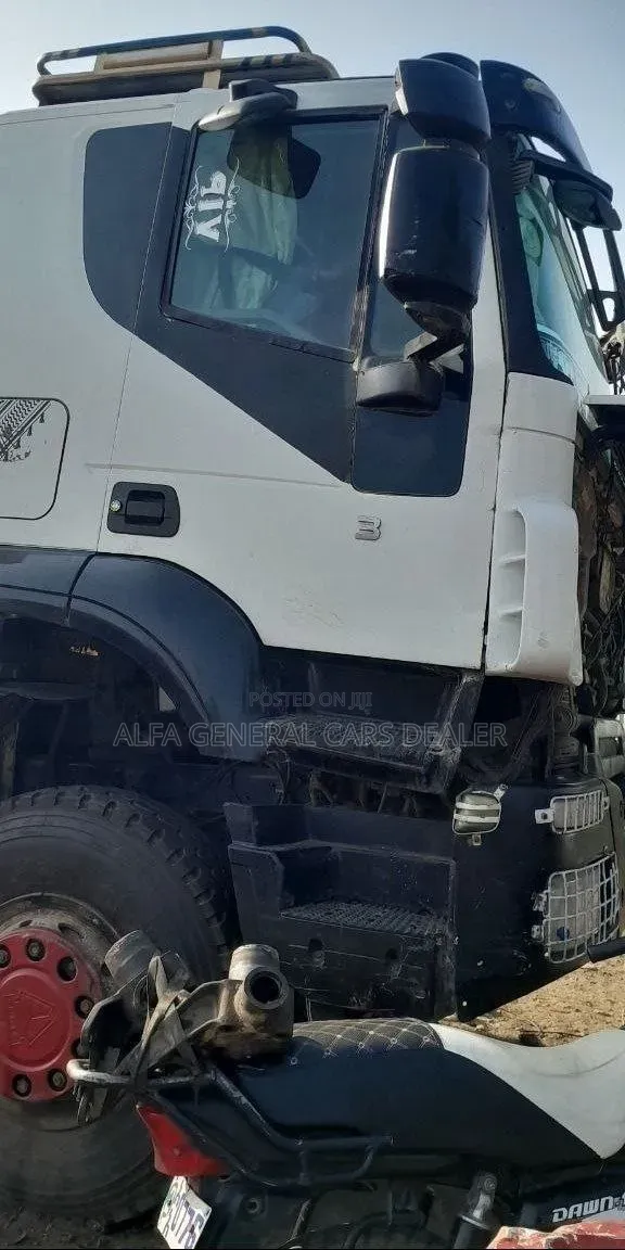 2010 ሞዴል Iveco ኦባማ ከነተሳቢው ታርጋ: 41ሺ