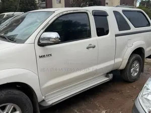 Toyota Hilux 2013 White