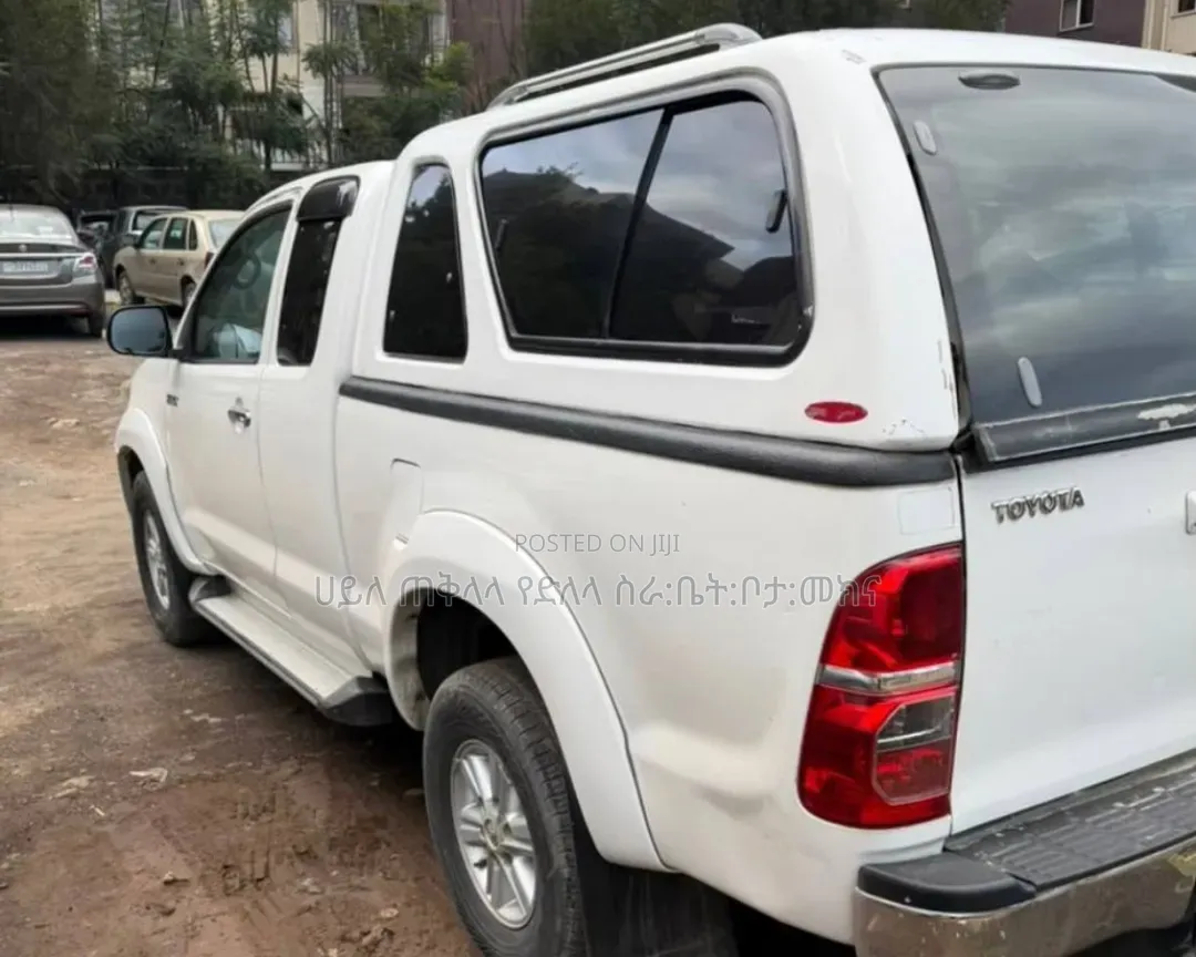 Toyota Hilux 2013 White