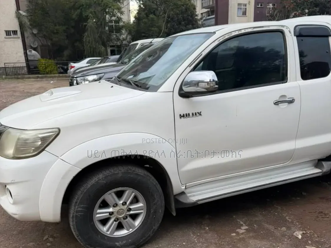 Toyota Hilux 2013 White