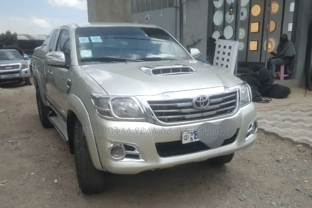Toyota Hilux 2012 Gold