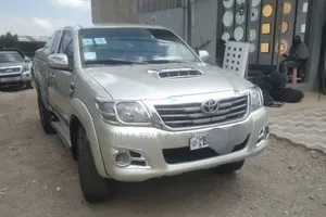 Toyota Hilux 2012 Gold