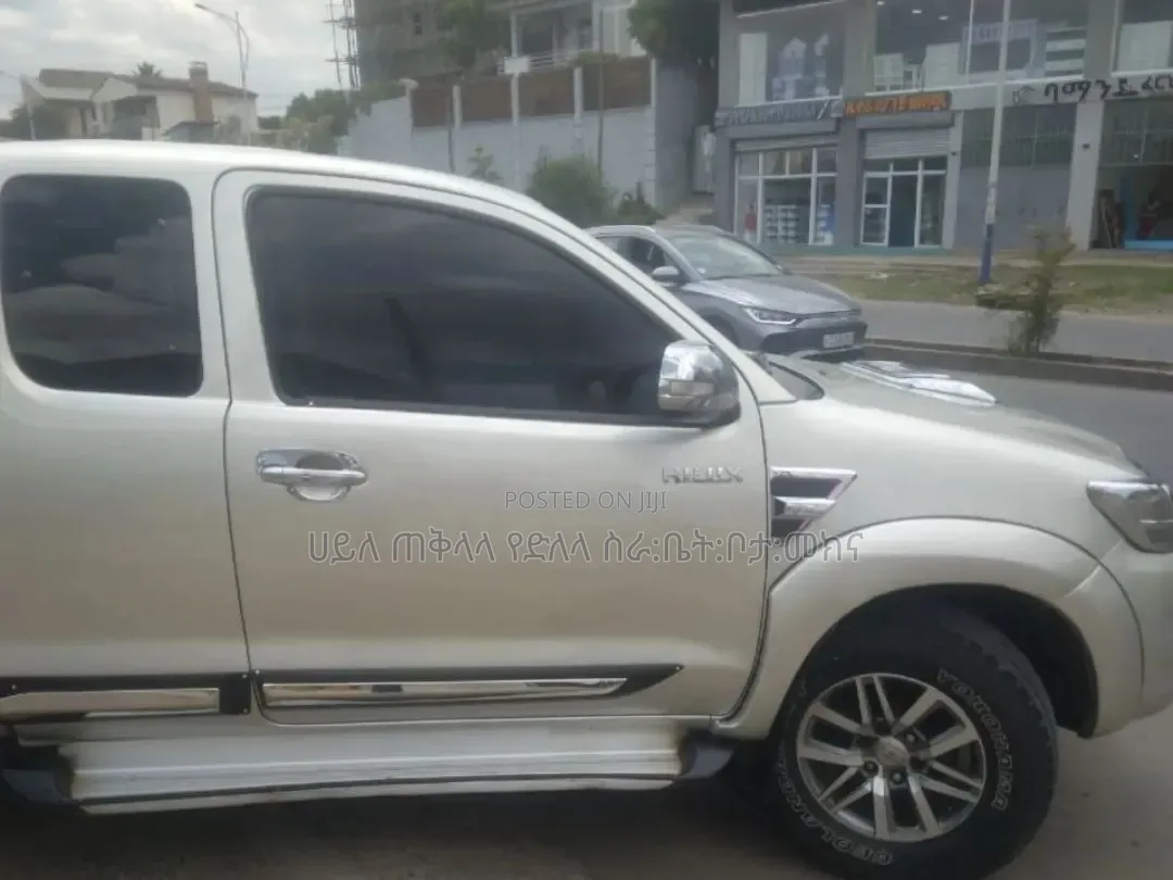 Toyota Hilux 2012 Gold