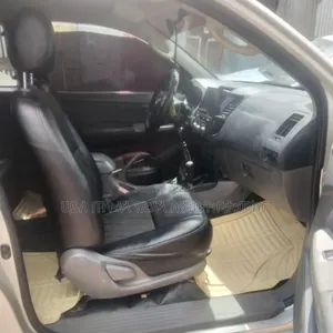 Toyota Hilux 2012 Gold