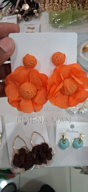 Colour የጀሮ ጌጣጌጥች