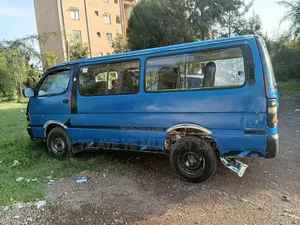 Toyota HiAce 1990 Blue