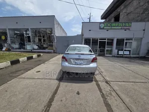 Toyota Yaris 2010 Silver