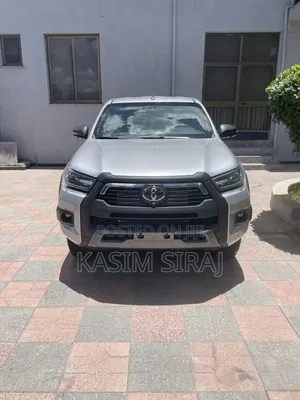 Toyota Hilux 2025 Silver
