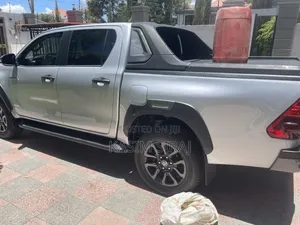 Toyota Hilux 2025 Silver