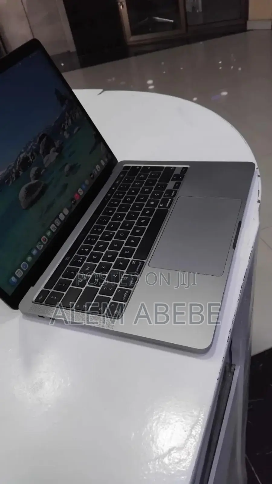 New Laptop Apple MacBook Pro 2020 M1 8GB Apple M1 SSD 256GB