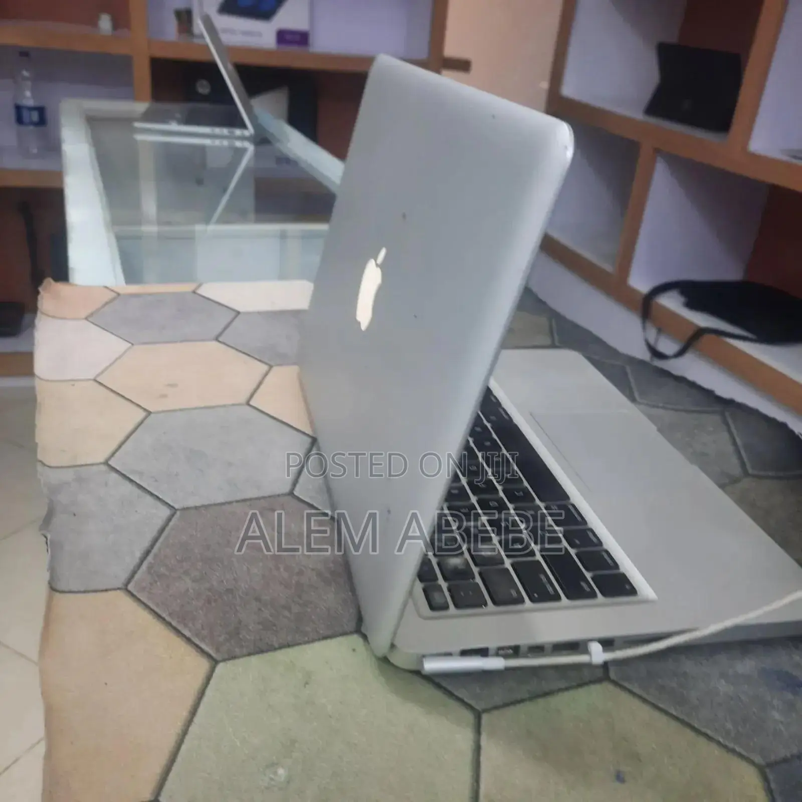 New Laptop Apple MacBook Pro 2009 4GB Intel Core 2 Duo HDD 500GB