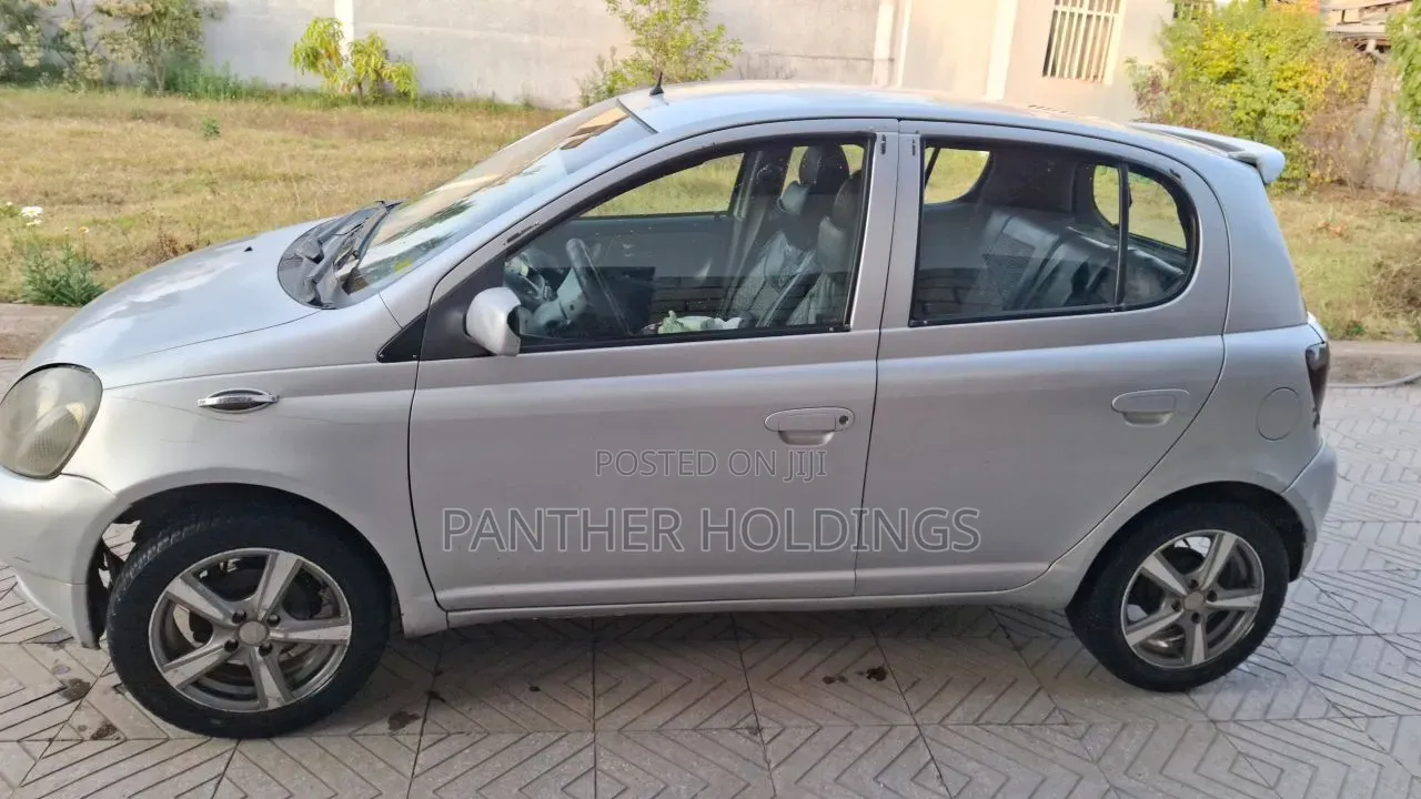 Toyota Vitz 2001 Silver