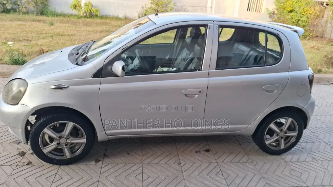 Toyota Vitz 2001 Silver