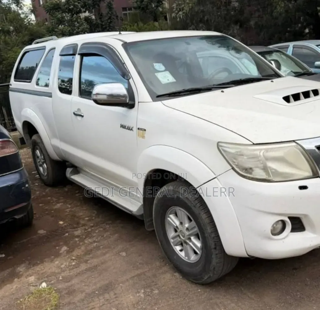 Toyota Hilux 2013 White