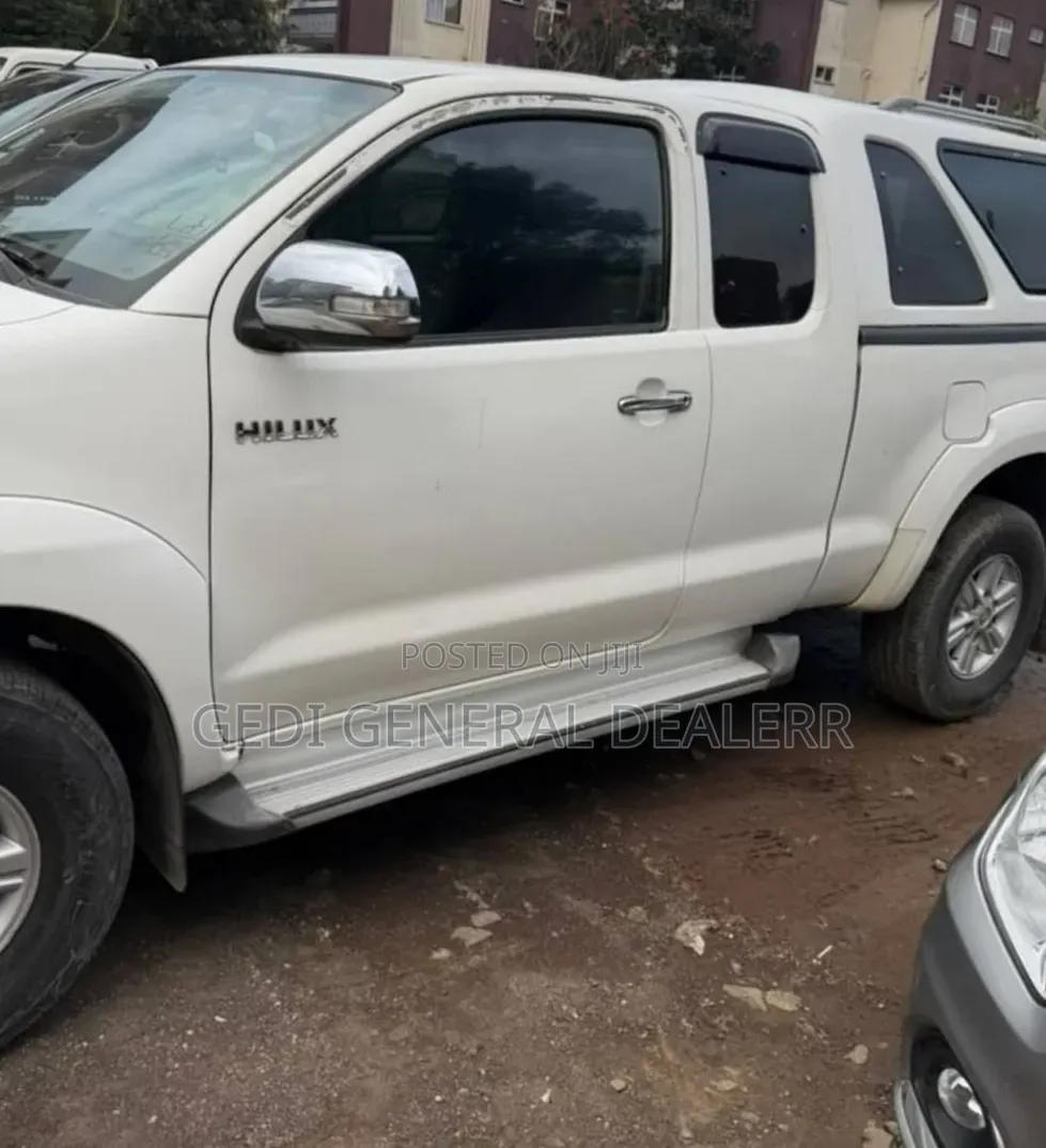 Toyota Hilux 2013 White