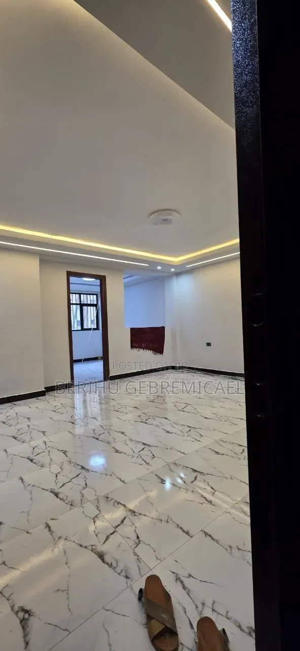 3bdrm Condo in አያት, Yeka for sale