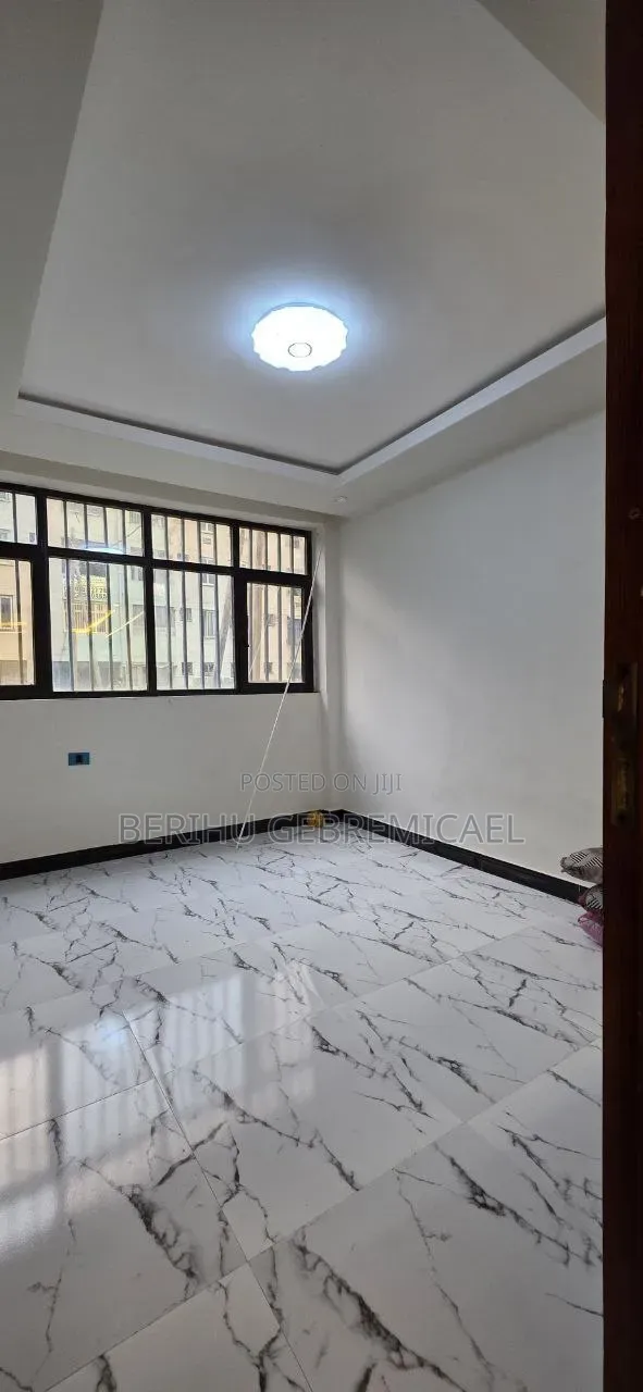 3bdrm Condo in አያት, Yeka for sale