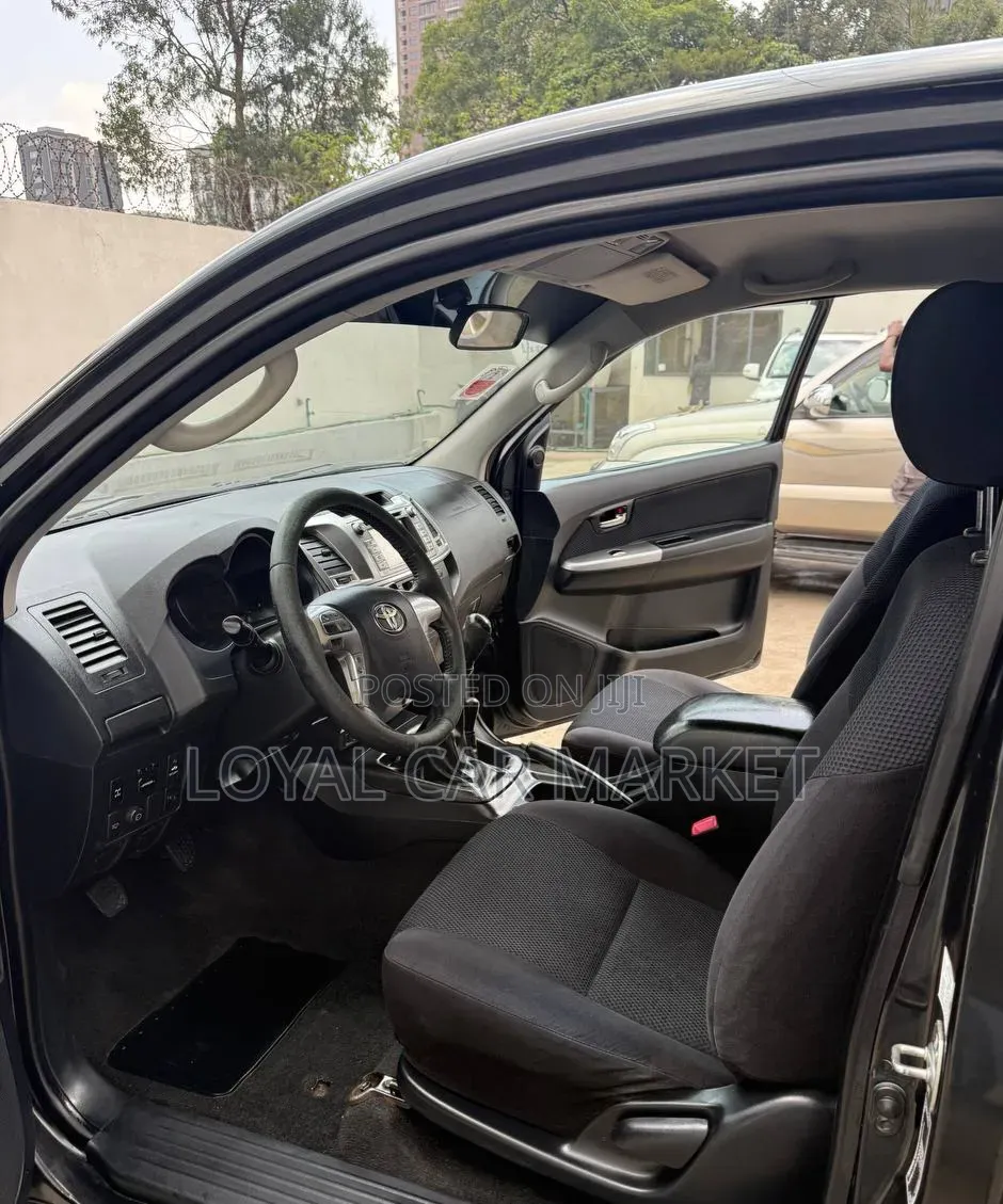 Toyota Hilux 2014 Black