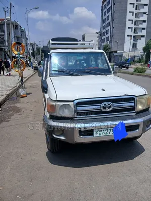 Toyota Land Cruiser 2010 White