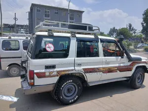 Toyota Land Cruiser 2010 White