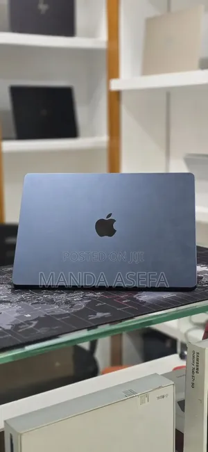 New Laptop Apple MacBook Air 2022 M2 16GB Apple M2 SSD 256GB