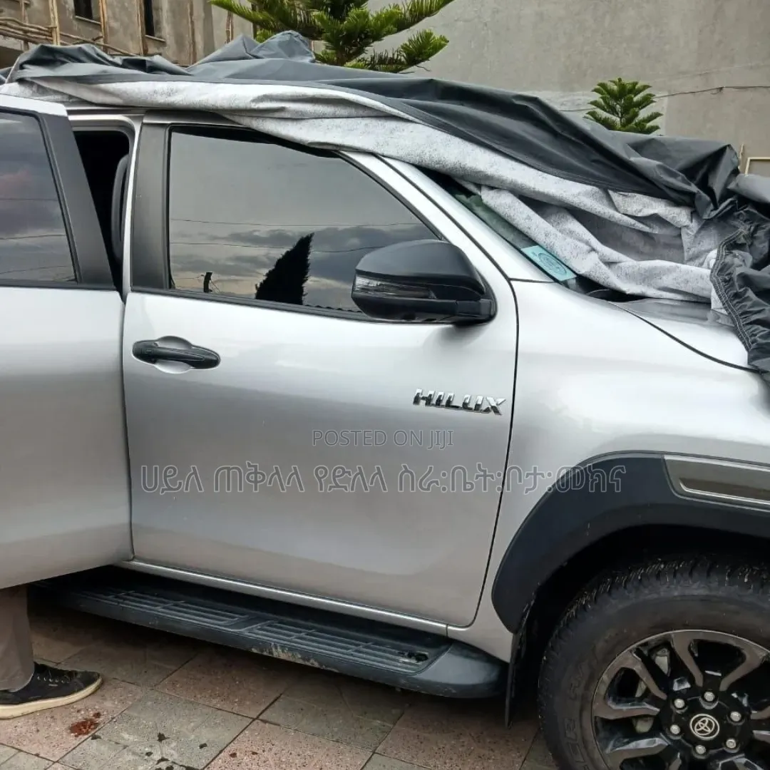 New Toyota Hilux 2025 Silver