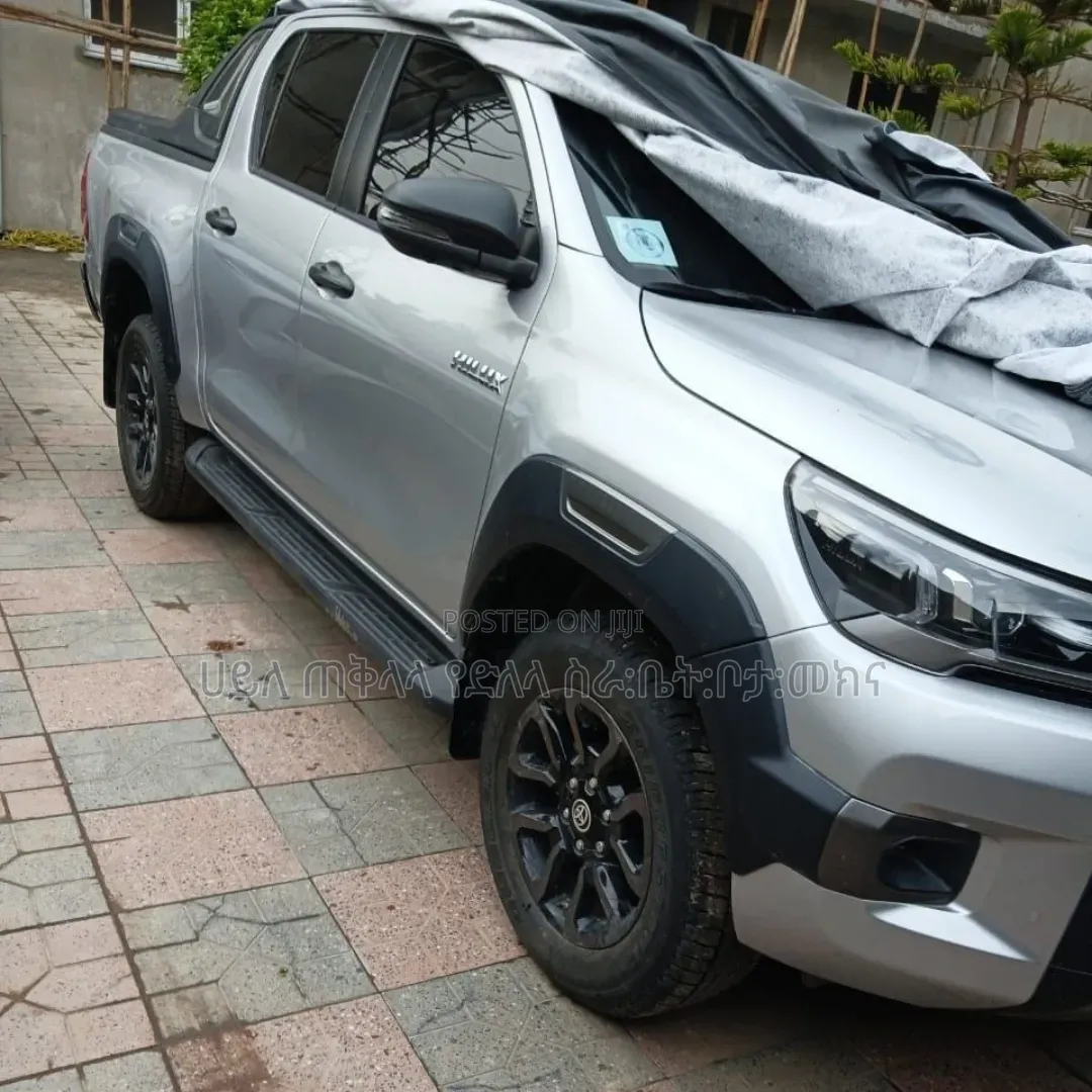 New Toyota Hilux 2025 Silver
